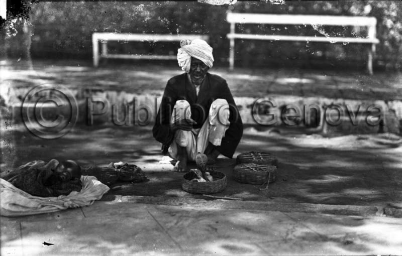 N_000097 - Bombay - Un incantatore di cobra - anni '30