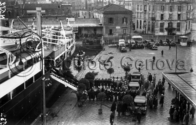 N_001059 - Il principe Umberto sbarca a Napoli - anni '30